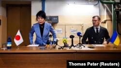 Ukrainian Foreign Minister Dmytro Kuleba (right) and his Japanese counterpart Yoko Kamikawa hold a press conference in a bomb shelter in Kyiv on January 7. 