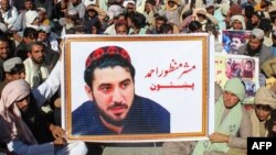 تصویر منظور پشتین در یک گردهمایی اعضای جنبش تحفظ پشتون 