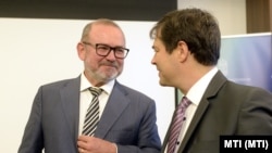Lantos Csaba energiaügyi miniszter (b) és Szanka Gábor Gyula, az Országos Meteorológiai Szolgálat (OMSZ) elnöke Budapesten, az OMSZ-nél tartott díjátadón 2023. szeptember 28-án