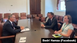 Kandidati i PDK-së për kryeministër, Bedri Hamza, gjatë takimit me zyrtarët amerikanë në Uashington. 