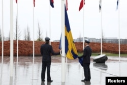 Шведський прапор піднімають на флагштоці біля штаб-квартири НАТО після вступу Швеції до Альянсу в Брюсселі, Бельгія, 11 березня 2024 року