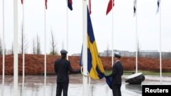 Підняття прапору Швеції перед штаб-квартирою НАТО в Брюсселі. 11 березня 2024 року 