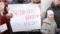 Protest la Primăria Chișinău. Mamă: „Fără grupa cu program prelungit, nu voi putea să muncesc”