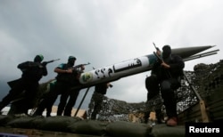 Направените в Газа ракети "Касам" показани по време на парад за 27-ата годишнина на Хамас през декември 2014 г.