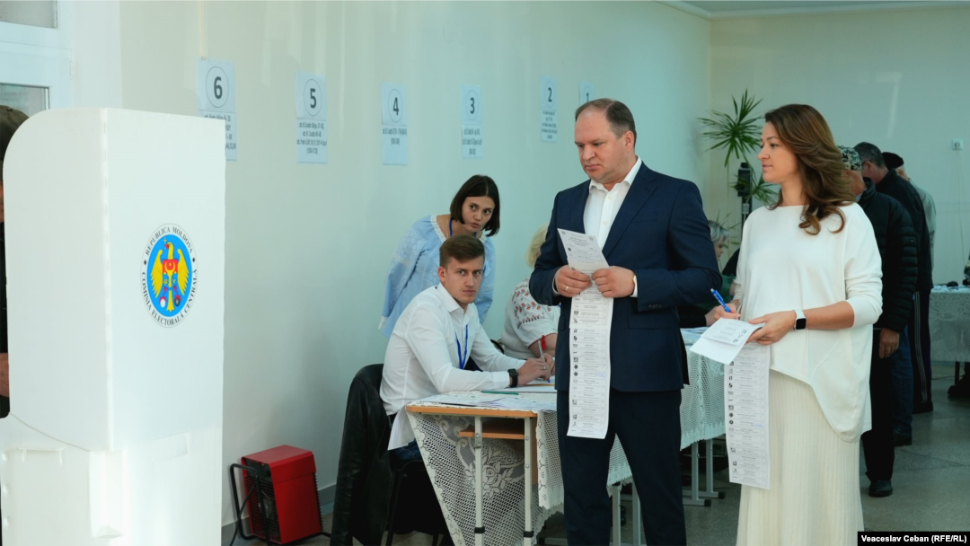 Ion Ceban, primarul Chișinăului și candidat al partidului MAN la alegerile locale din 5 noiembrie 2023, la vot împreună cu soția sa.