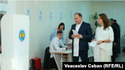 Ion Ceban, primarul Chișinăului și candidat al partidului MAN la alegerile locale din 5 noiembrie 2023, la vot împreună cu soția sa.