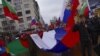 Шестващи хора с руски знамена пристигат пред сградата на Народното събрание в София в деня на българския национален празник 3 март. 