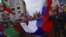Шестващи хора с руски знамена пристигат пред сградата на Народното събрание в София в деня на българския национален празник 3 март. 
