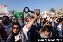 Жители Кувейта держат ключи, символизирующие дома, оставленные палестинцами, когда они покинули свои земли в 1948 году. Митинг солидарности с палестинским народом на площади Ирада в Эль-Кувейте. 3 ноября 2023 года