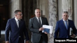 Coaliția de guvernare a lăsat Legea pensiilor speciale pe ultima sută de metri. Dacă nu era adoptată până pe 31 martie, trecea tacit de Senat. Riscul de a nu îndeplini jalonul și de a pierde 1 miliard de euro din PNRR e încă mare.
