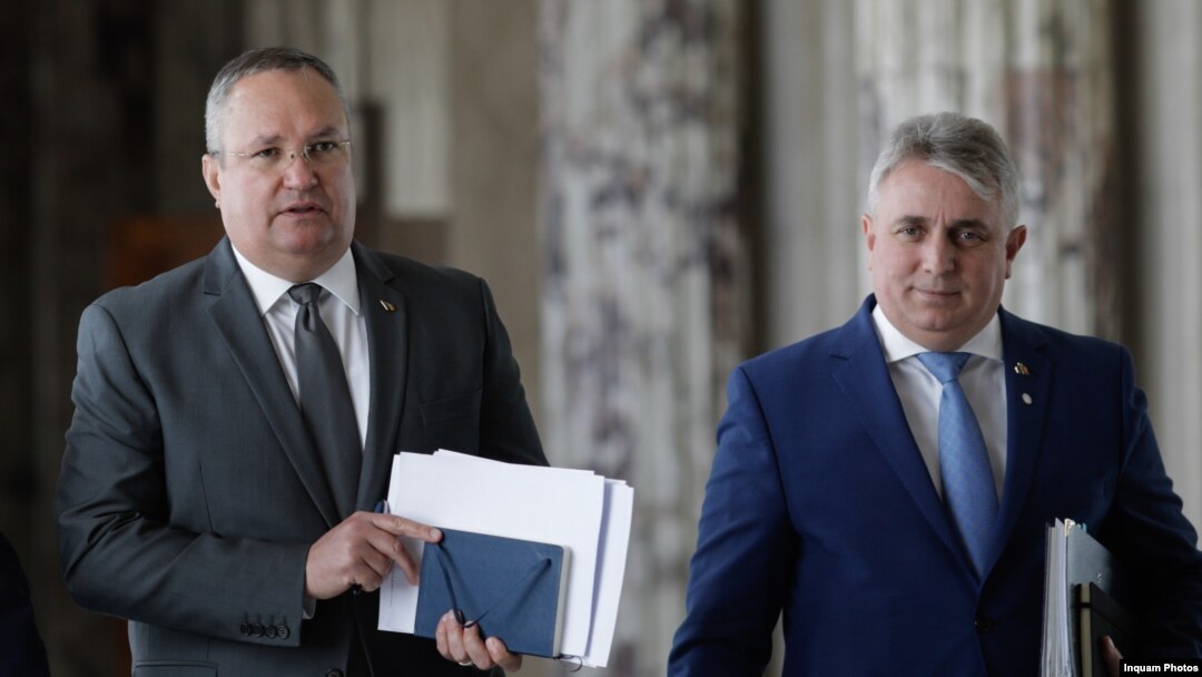 Președintele PNL, Nicolae Ciucă, acum președinte al Senatului, le-a cerut colegilor miniștri să fie vigilenți: să nu semneze hotărâri „suspecte” impuse de PSD. Aici, fostul premier PNL spre o ședință a Executivului, alături de ministrul de Interne, Lucian Bode, 13.07.2022. 