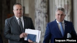 Președintele PNL, Nicolae Ciucă, acum președinte al Senatului, le-a cerut colegilor miniștri să fie vigilenți: să nu semneze hotărâri „suspecte” impuse de PSD. Aici, fostul premier PNL spre o ședință a Executivului, alături de ministrul de Interne, Lucian Bode, 13.07.2022. 