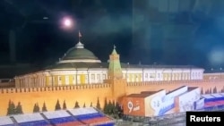Объект в воздухе приближается к куполу Сената Кремля. Начало суток 3 апреля 2023 года. Кадр из видео, полученного агентством Reuters