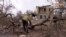 «Обстріли з усіх боків»: як живуть люди в Очеретиному, що біля Авдіївки   