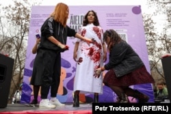 Әйел құқығын қорғауға арналған митингідегі перформанс. Алматы, 8 наурыз, 2023 жыл.