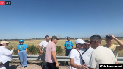 Догги стиліндегі үлкен есектері бар жалаңаш әйелдер Қынаптағы жыныс мүшесінің суреті