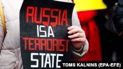 Плакат на митинге в годовщину масштабного вторжения России в Украину. Рига, Латвия, 24 февраля 2023 года