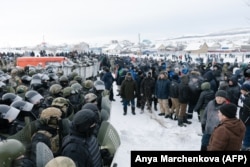 Протестующие и ОМОН в Баймаке, Башкортостан. Россия, 17 января 2024 года