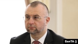 Асуджаны Ігар Брыло, якога раней зьнялі з пасады памочніка Лукашэнкі па Віцебскай вобласьці «ў сувязі за ўчыненьнем правіны, несумяшчальнай са знаходжаньнем на дзяржаўнай цывільнай службе»