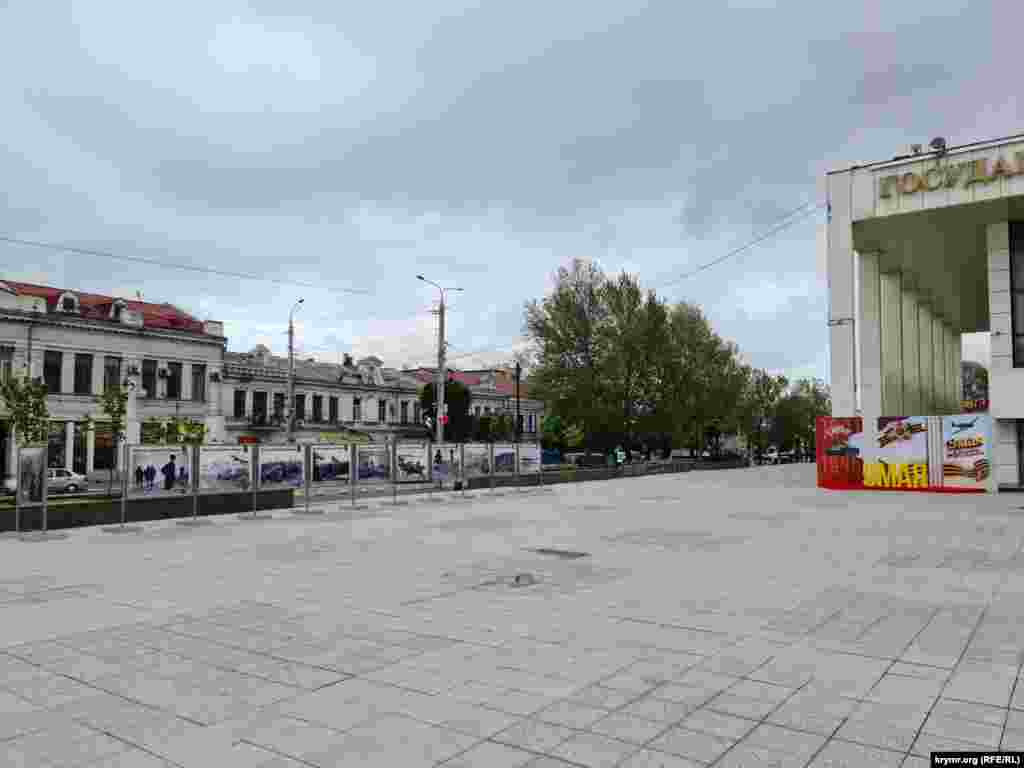 На площади Ленина установили выставку &laquo;Дорога к Великой Победе&raquo;, а возле Музтеатра тематическую фотозону