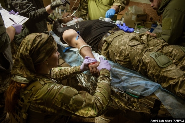 Mjekët e luftës duke stabilizuar gjendjen e një ushtari të plagosur ukrainas.
