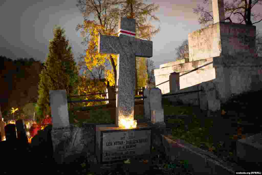 The grave of Belarusian poet and politician&nbsp;Lyavon Dubeykauski, wrapped in a strip of white-red-white flag.&nbsp; The flag was the official symbol of Belarus&#39;s short-lived Belarusian Democratic Republic of 1918-1919, and has now become a symbol of opposition to the authoritarian rule of&nbsp;Alyaksandr Lukashenka.&nbsp;