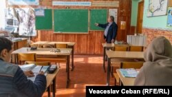 În satul Corbu, raionul Dondușeni, unul dintre profesori predă cinci obiecte pentru a acoperi lipsa de cadre didactice la școala din sat.