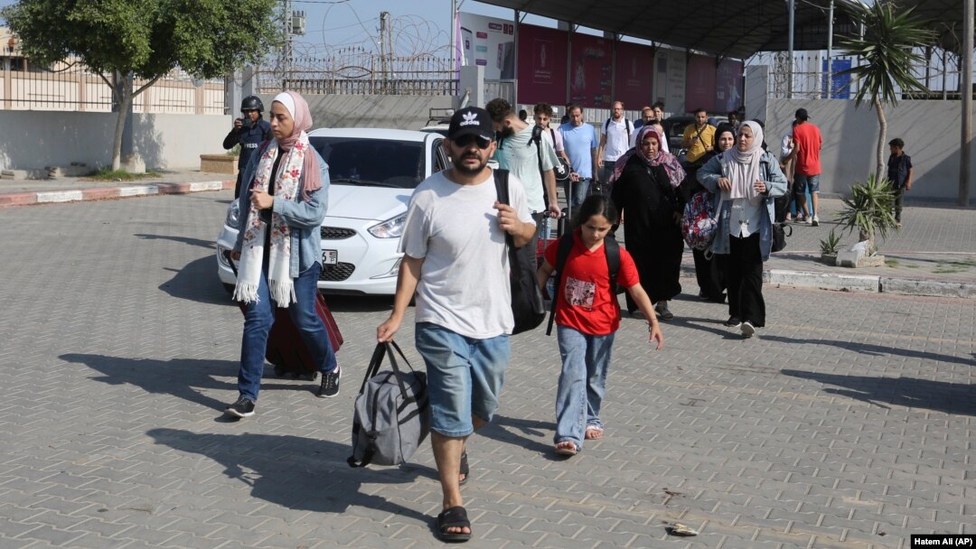 Ministerul Sănătății din Gaza condus de Hamas, gruparea recunoscută de SUA și UE drept teroristă, spune că peste 8.500 de oameni au fost uciși de la începutul bombardamentelor începute de Israel după ce Hamas a ucis 1.400 de oameni și a luat ostatice 240 de persoane rănite. 