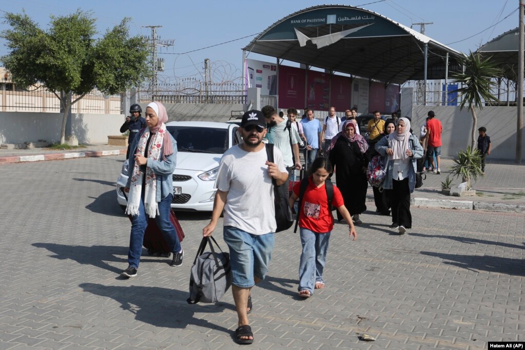 Palestinezët kalojnë në anën egjiptiane të pikës kufitare me Rripin e Gazës të mërkurën, 1 nëntor 2023. në Rafah. 