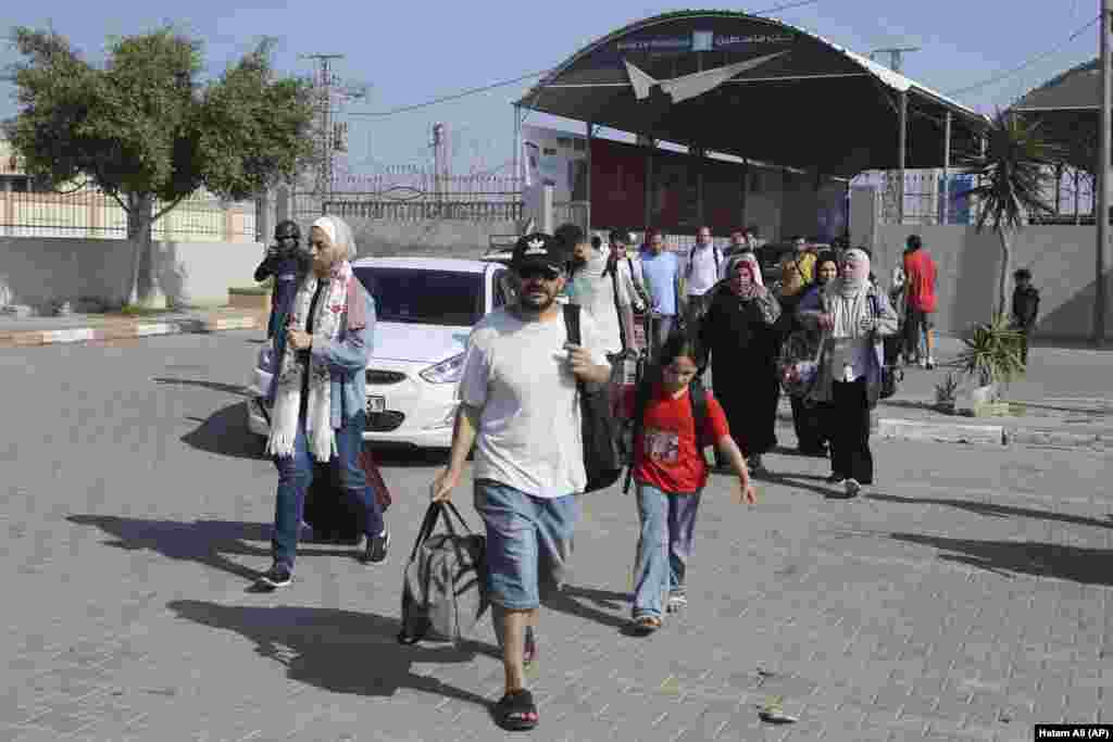 Palestinezët kalojnë në anën egjiptiane të pikës kufitare me Rripin e Gazës të mërkurën, 1 nëntor 2023. në Rafah.&nbsp;