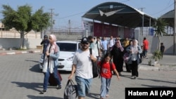Palestinci s dvojnim državljanstvom ulaze u Egipat preko prelaza Rafa, 1. novembar.