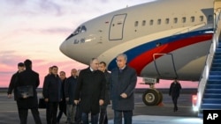 Putin i Žomart-Tokajev na aerodromu u Astani, 9. novembra 2023.