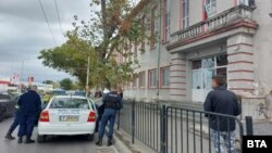 Полицейска патрулка е спряла пред професионалната гимназия по туризъм в Русе след подаден сигнал за бомба в училището, 16 октомври 2023 г.