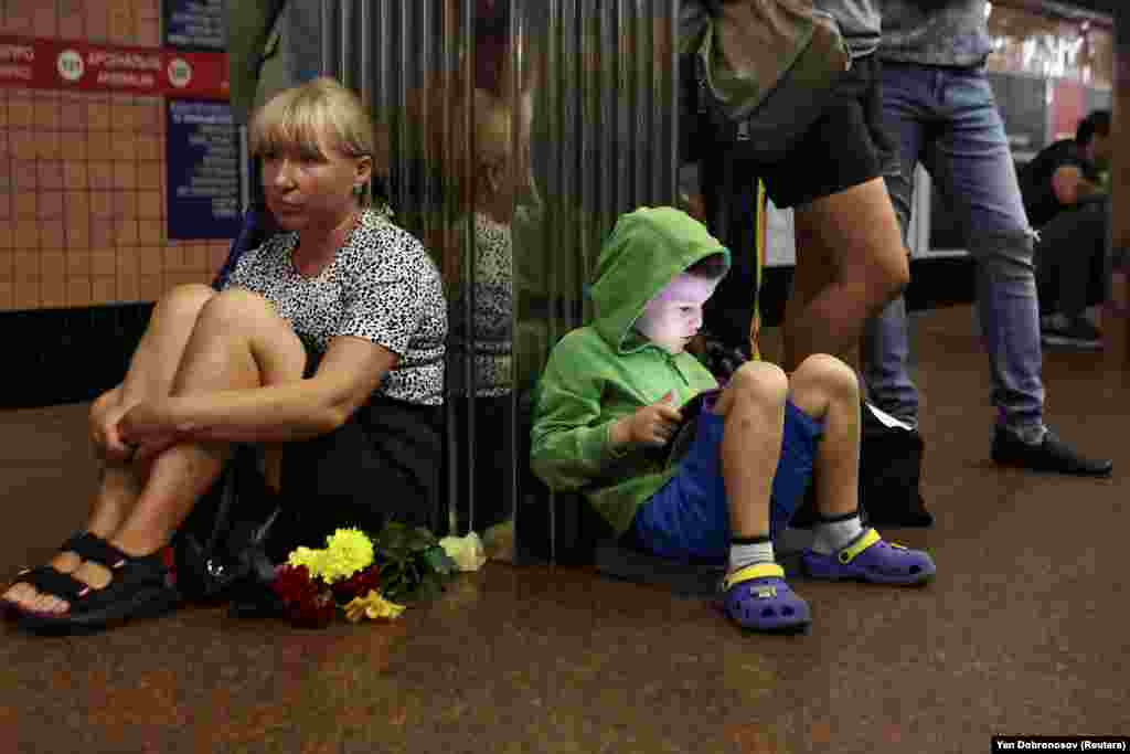 І дорослі, й малі перечікували тривогу у столичному метро, чекаючи її закінчення кожен, як умів. Російські військові регулярно з різних видів озброєння &ndash; ударними БПЛА, ракетами, КАБами, РСЗВ &ndash; атакують українські регіони, міста і села. Попри докази і свідчення, Кремль заперечує, що російська армія після початку&nbsp;повномасштабного вторгнення&nbsp;завдає&nbsp; цілеспрямованих ударів по цівільних &nbsp;