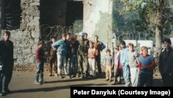 Grupa djece i omladine sa kanadskim vojnicima 1993. u Srebrenici