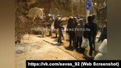 Очередь за водой на улице Репина в Севастополе, 21 января 2024 года