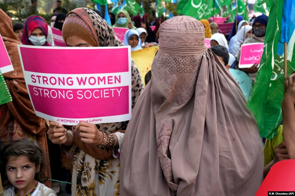 Gratë mbështetëse të partisë fetare Jamaat-e-Islami marrin pjesë në një tubim për të shënuar Ditën Ndërkombëtare të Gruas në Lahore, Pakistan, më 8 Mars.