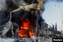 Palestinski vatrogasci gase požar nakon izraelskog napada u Kan Junisu, na jugu Pojasa Gaze, 9. decembra