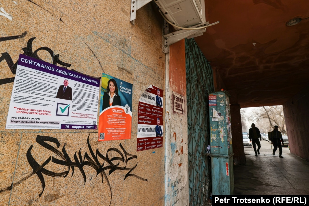 Сексуалды брюнетка попуга алады