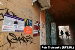 Агитационные листовки кандидатов в депутаты на стене жилого дома. Алматы, 3 марта 2023 года