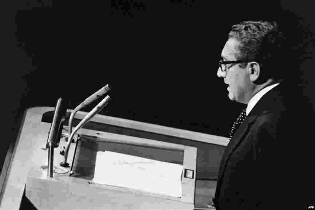 Henry Kissinger amerikai külügyminiszter beszédet mond az ENSZ Biztonsági Tanácsának tagjai előtt az ENSZ székházában 1973. szeptember 24-én New Yorkban.&nbsp;Az 1973-as Nobel-békedíjat a vietnámi háborúban való amerikai részvétel befejezéséért kapta, de ez volt az egyik legvitatottabb díj. A Nobel-bizottság két tagja lemondott odaítélése miatt, mivel kérdések merültek fel Kambodzsa titkos amerikai bombázásával kapcsolatban. Lê Đức Thọ észak-vietnámi diplomatát választották ki a díj közös átvételére, ám visszautasította
