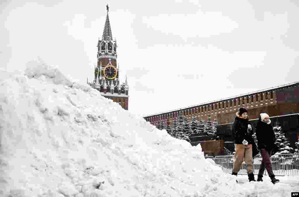 U Republici Saha, u sjeveroistočnom dijelu Sibira, gdje se nalazi Jakutsk, jedan od najhladnijih gradova u svijetu, meteorološke stanice su izmjerile temperaturu nižu od 50 stepeni. na fotografiji: prizor sa moskovskog Crvenog trga, 4. decembra.