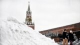 U Republici Saha, u sjeveroistočnom dijelu Sibira, gdje se nalazi Jakutsk, jedan od najhladnijih gradova u svijetu, meteorološke stanice su izmjerile temperaturu nižu od 50 stepeni.<br />
<br />
<strong>na fotografiji</strong>: prizor sa moskovskog Crvenog trga, 4. decembra.