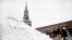 U Republici Saha, u sjeveroistočnom dijelu Sibira, gdje se nalazi Jakutsk, jedan od najhladnijih gradova u svijetu, meteorološke stanice su izmjerile temperaturu nižu od 50 stepeni.<br />
<br />
<strong>na fotografiji</strong>: prizor sa moskovskog Crvenog trga, 4. decembra.