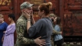 Військовослужбовець обіймається із своєю подругою на залізничній станції в Краматорську Донецької області, 28 травня 2023 року.<br />
<br />
В умовах воєнного стану українським військовим надається 10 днів відпустки на рік