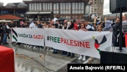 Transparenti na trećem protestu podrške Palestini u Novom Pazaru, gradu na jugozapadu Srbije, 3.1 novembar 2023.