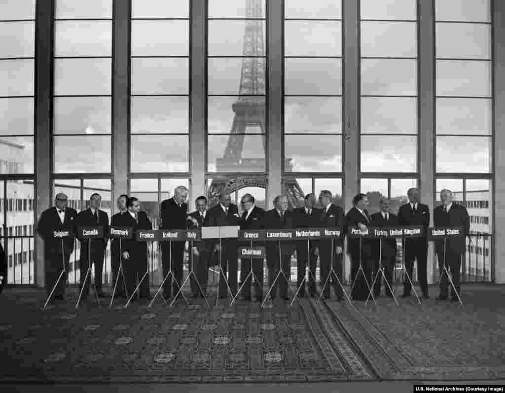 Një konferencë e NATO-s në Paris më 1954. Emërtimi gjeografik &quot;Atlantiku i Veriut&quot; thuhet se u zgjodh në mënyrë që aleanca të mund të mbetej e hapur për anëtarësime të reja, e në të njëjtën kohë të mos i linte hapësirë interesimit eventual të vendeve nga Amerika Latine dhe nga vende të largëta si Australia.