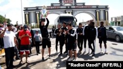Футболисты "Равшана", победившие «Истиклол» в матче за Суперкубок Таджикистана, привезли трофей в Куляб