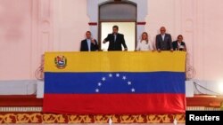 Venecuelanski predsjednik Nikolas Maduro govori sa balkona palate Miraflores u Karakasu u prisustvu supruge Ciliae Flores i predsjednika Narodne skupštine Jorgea Rodrigueza, 31. juli 2024. 