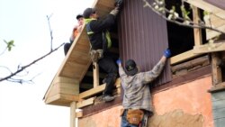 Voluntarii străini ajută la reconstrucția Ucrainei